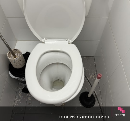 אסלה פתוחה עם פומפה ליד על הרצפה